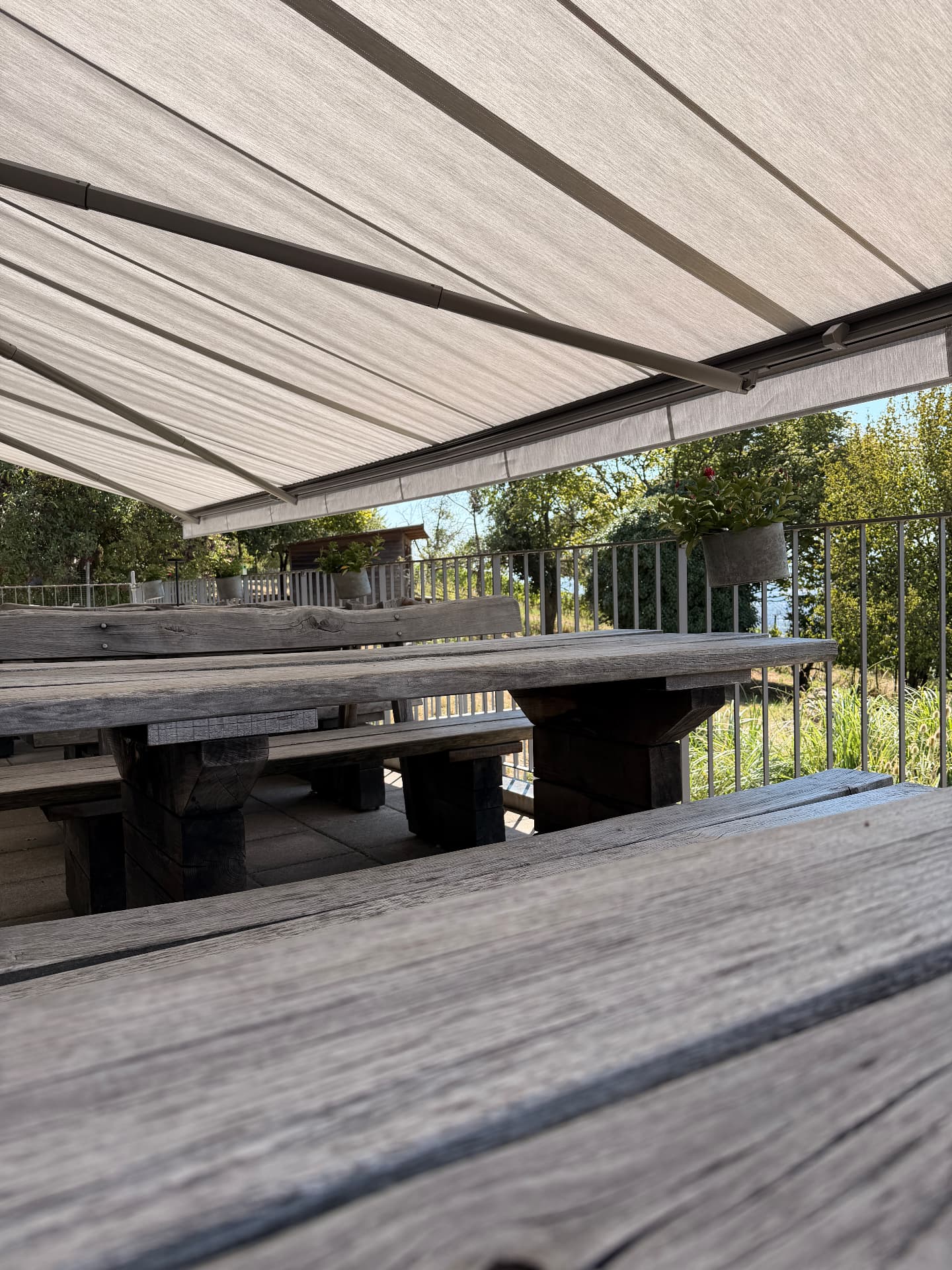 Terrasse mit ausfahrbarem Rollo und Aussicht ins Thurtal