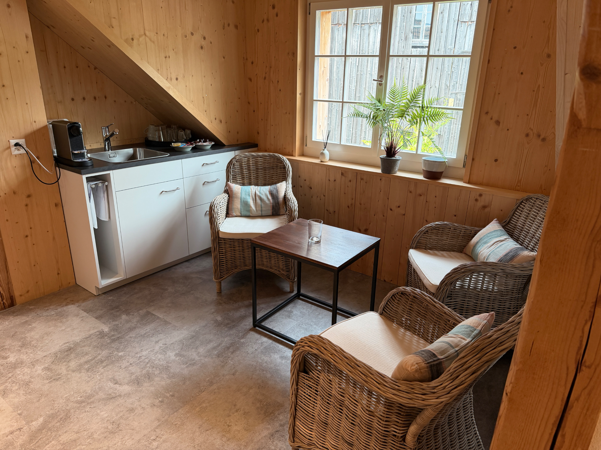 Kaffee-Ecke im Gang mit Nespresso, Spüle und Sitzgelegenheit