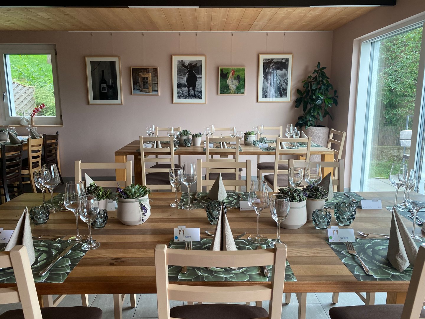 Festlich gedeckter Tisch im Restaurant Haldenhof mit grünen Akzenten