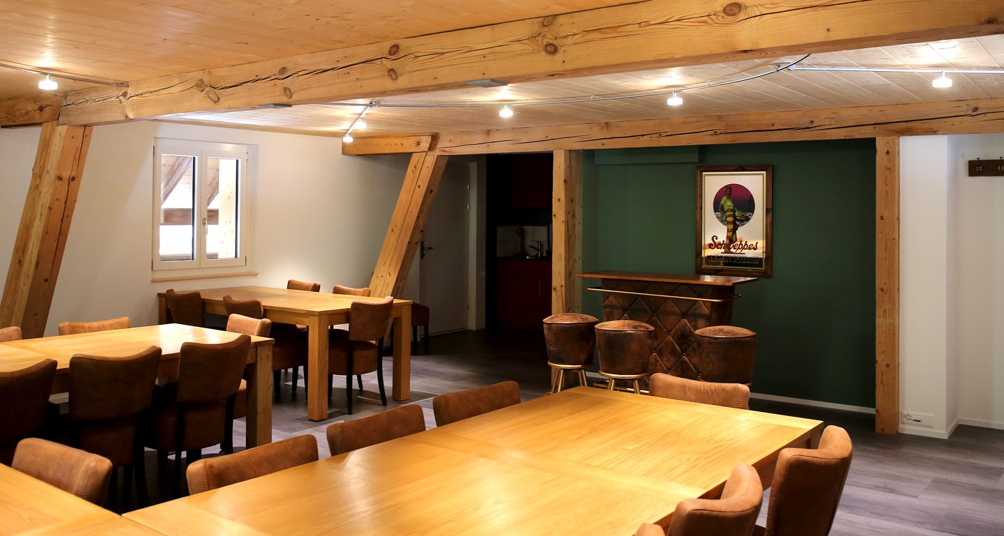 Seminarraum mit langem Holztisch und Ledersesseln